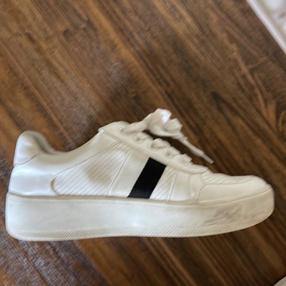 Steve Madden Sneakers with black stripe - Picture 2 of 3